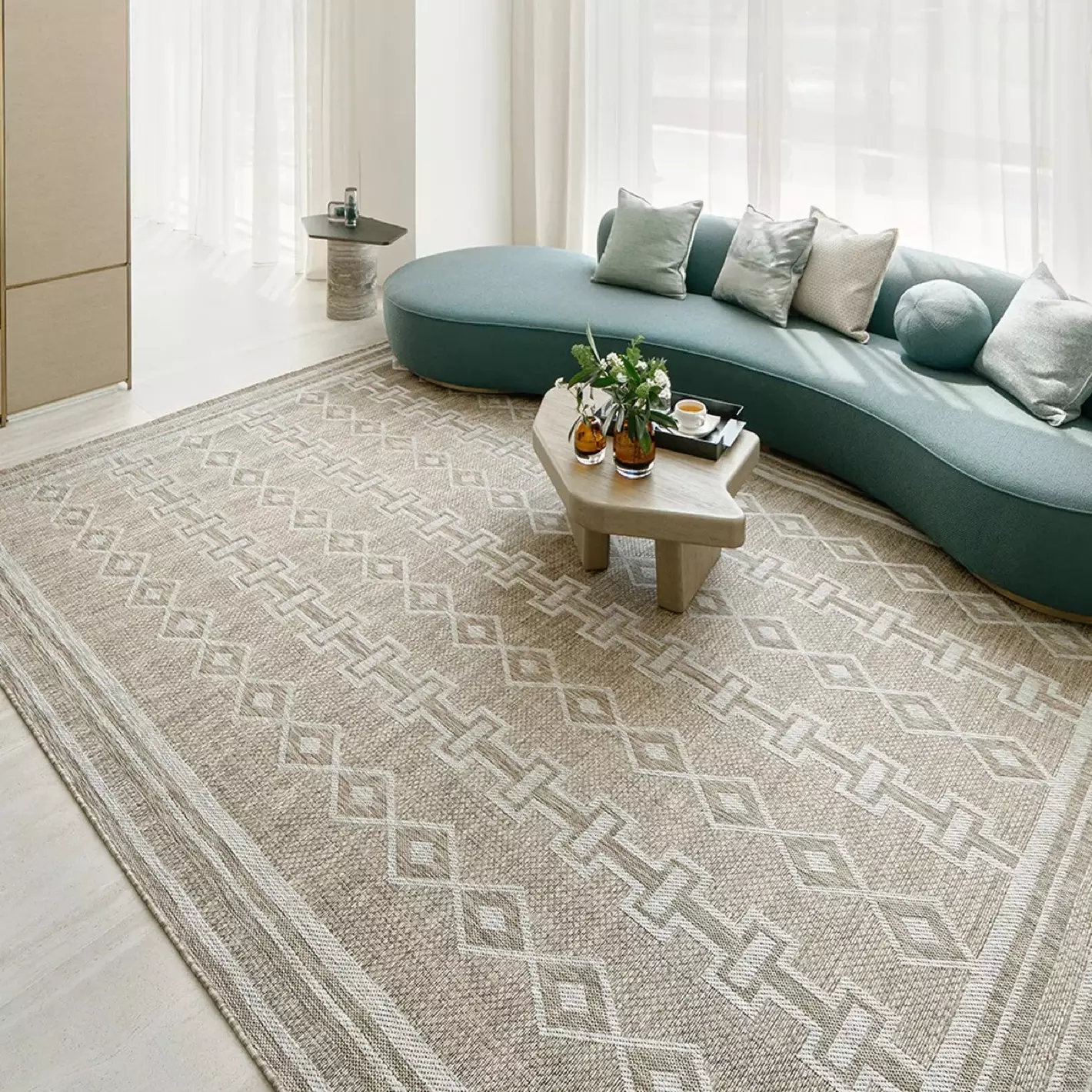 CARPETS &RUGS